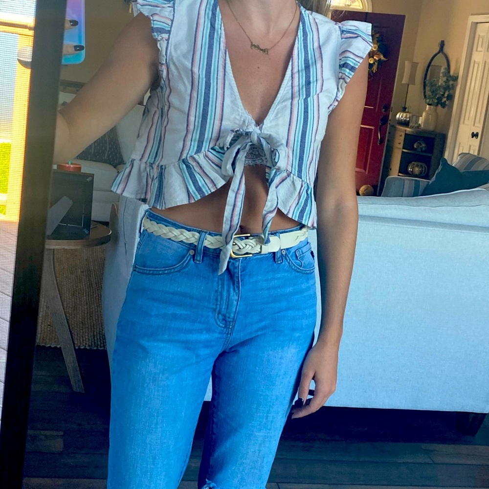 Cutest AE top of all time! Ties in the front.